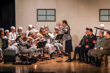 Das Bild zeigt das Junge Ensemble Mariengarden in einer Szene von „Zeitspiel – Das Mädchenorchester von Auschwitz“. Bild: Veranstalter