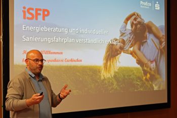 Patrick Göktug-Stiller informierte über die Leistungen und Angebote der ProEco, die eine angestrebte Immobiliensanierung deutlich erleichtern können. Bild: Michael Thalken/Eifeler Presse Agentur/epa