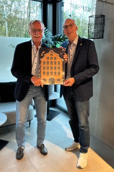 Die Rotarier um Dr. Norbert Golz (v.l.), Vorsitzender Rotary Förderverein, und Dr. Ludwig Veltmann, Präsident Rotary Club Euskirchen, sind startklar und freuen sich auf die Charity-Adventskalenderaktion 2026. Foto: Rita Witt