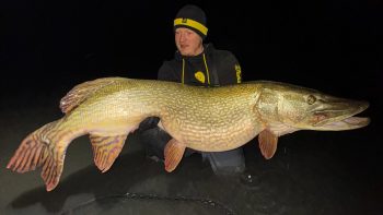 Oliver Schäfer mit einem ganz besonderen Prachtexemplar. Den kapitalen Hecht zog er bei Roermond aus der Maas. Foto: Oliver Schäfer