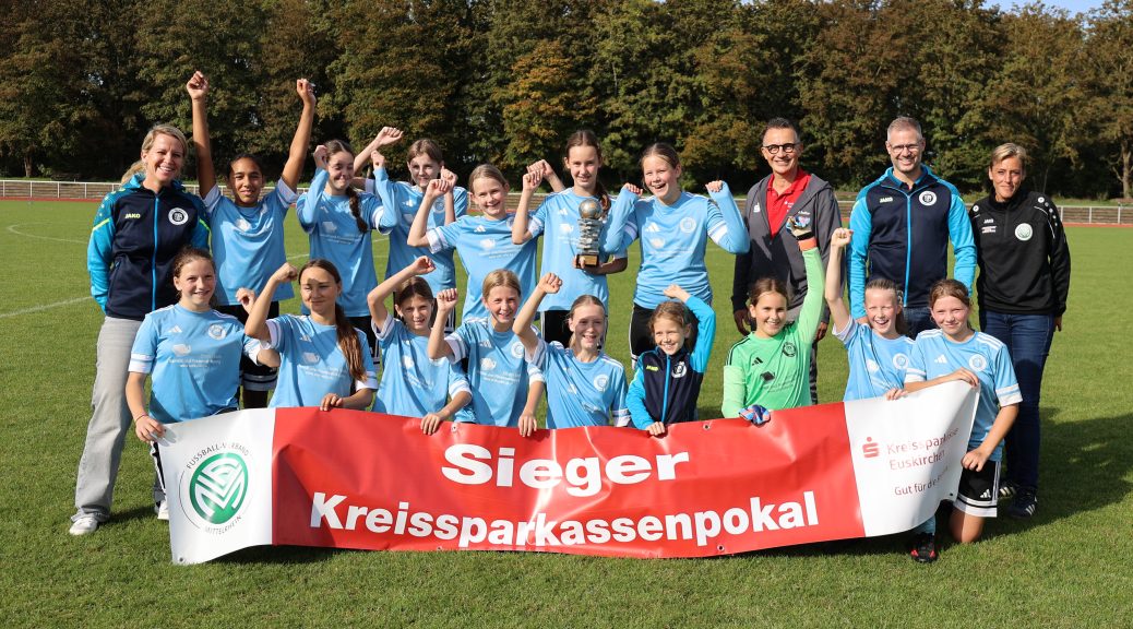 Holten sich in einem packenden Match mit 3:2 gegen den TuS Chlodwig Zülpich den Kreissparkassenpokal: Die D-Juniorinnen des VfL Kommern, hier mit (v.r.) Nicole Kinzig, Trainer Sven Hellmich, Jürgen Hübner und (ganz links) Trainerin Julia Hellmich. Bild: Michael Thalken/Eifeler Presse Agentur/epa