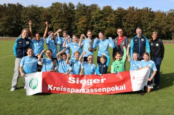 Holten sich in einem packenden Match mit 3:2 gegen den TuS Chlodwig Zülpich den Kreissparkassenpokal: Die D-Juniorinnen des VfL Kommern, hier mit (v.r.) Nicole Kinzig, Trainer Sven Hellmich, Jürgen Hübner und (ganz links) Trainerin Julia Hellmich. Bild: Michael Thalken/Eifeler Presse Agentur/epa