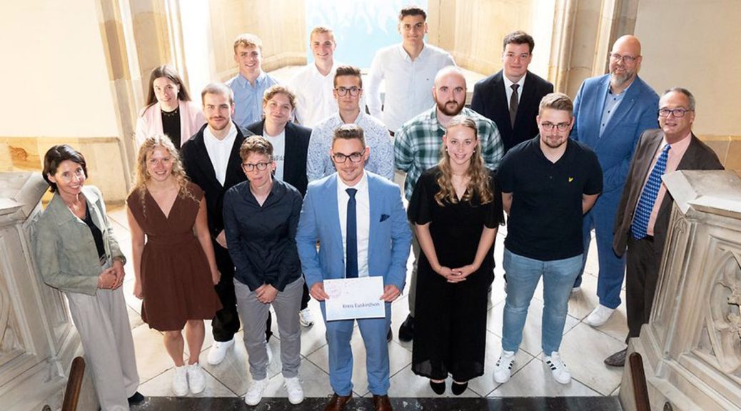 Die Azubis aus dem Kreis Euskirchen mit der Abschlussnote „Sehr gut“ wurden im Krönungssaal des Aachener Rathauses geehrt. Bild: Heike Lachmann/IHK