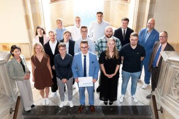 Die Azubis aus dem Kreis Euskirchen mit der Abschlussnote „Sehr gut“ wurden im Krönungssaal des Aachener Rathauses geehrt. Bild: Heike Lachmann/IHK