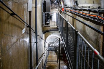 Blick in den oberen Kontrollgang, darunter die Treppe zu dem tieferen Gang. Bild: Eva Reißdörfer