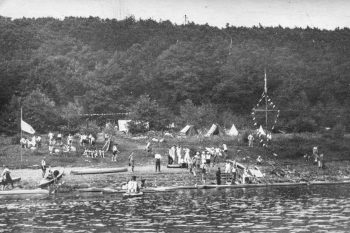 Besonders an den Wochenenden herrschte Anfang der 1930er Jahre ein reges Treiben an den Badestränden und Zeltplätzen am Urftsee. Auch auf dem See wimmelte es dann vor lauter Paddelbooten. Bild: AWVER