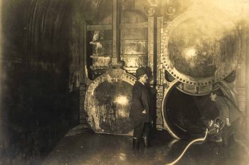 Zwei Arbeiter inspizieren die Schieber an den beiden Druckrohren zum Kraftwerk Heimbach. Am Ende des Kermeter-Stollens wurde das Wasser in diesen beiden Rohren den Hang hinunter zum Kraftwerk geführt. Bild: AWVER.