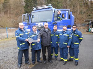 Schleidens Bürgermeister Udo Meister (3.v.l.) freute sich mit den „Blauen Engeln“ vom THW Schleiden über das neue Einsatzfahrzeug. Foto: THW Schleiden