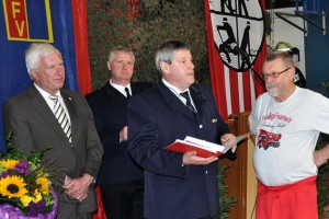 Dem Feuerwehr-Chefkoch Reiner Züll wurde für 50-jährige Feuerwehrmitgliedschaft mit der Goldenen Ehrennadel die höchste Auszeichnung des Verbandes der Feuerwehren in NRW verliehen. (Bild: Feuerwehr Kall)