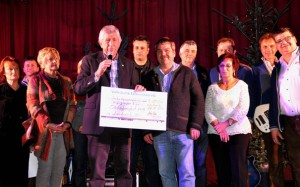 Einen Scheck über 10.500 Euro übergab Manfred Kreuser (vorne rechts) vom Schmalzler-Fan-Club (SFC) Lorbach an Willi Greuel. Bild: Reiner Züll