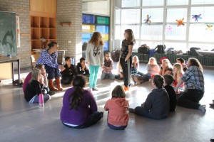 In der Theater-AG lernen Schüler der Gesamtschule Blankenheim-Nettersheim, auf der Bühne gekonnt zu improvisieren. Bild: Tameer Gunnar Eden/Eifeler Presse Agentur/epa
