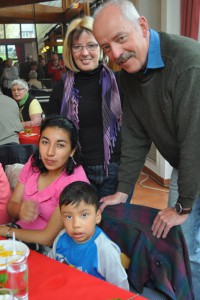 Im Mai 2010 trafen sie in Kommern erstmals auf die Hilfsgruppe Eifel. Andy und Mutter Paola mit Dr. Ludwig Holstiege und Christa Wenzel, die unermüdlich Spenden für Andy sammelt. Bild: Reiner Züll