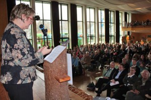  NRW-Schulministerin Sylvia Löhrmann als Schirmherrin des Projektes „Nationalpark-Schulen Eifel“ lobte das Engagement der 49 Schulen, die sich in den vergangenen zwei Jahren das Zertifikat verdienten. Foto: Nationalparkverwaltung, A. Olligschläger