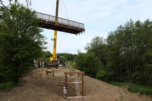 Die Brücke kommt. Auf der Dreiborner Hochfläche haben die Aufbauarbeiten der neuen Brücke über den Helingsbach begonnen. Bild:  Nationalparkverwaltung