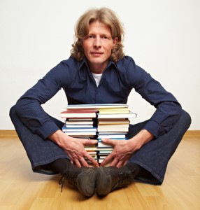 Jeden Tag einen Arm voll Bücher verkaufen wäre die Rettung für den Verlag von Ralf Liebe. Foto: Robert Kneschke