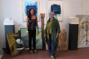 Carin Conscience (li) und Eva-Maria Hermanns bei der Entgegennahme der Werke für die Gruppenausstellung. Bild: Privat