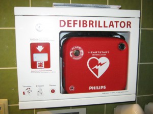 Der AED im Eifelbad in Bad Münstereifel kann potentiell Leben retten. Foto: Marita Hochgürtel/Stadt Bad Münstereifel