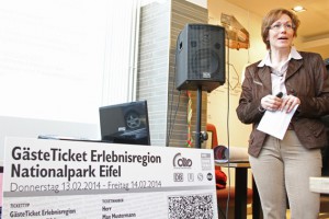 Iris Poth, Geschäftsführerin Nordeifel Tourismus, lädt weitere Gastgeber ein, sich an dem Projekt zu beteiligen. Bild: Tameer Gunnar Eden/Eifeler Presse Agentur/epa