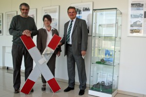 Dr. Toni Offermann (v.l.), Heike Pütz und Landrat Günter Rosenke präsentieren die neue Ausstellung im Kreishaus. Foto: Walter Thomaßen