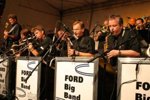 Eddie Leo Schruff wird tatkräftig unterstützt von der Ford Big Band. Bild: FBB