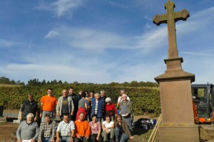 In einer großen Gemeinschaftsaktion gestalteten die Bürgerinnen und Bürger von Kolvenbach/Hohn ihren Friedhof neu. Bild: Privat