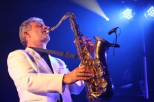 Ean Gidman gilt als Virtuose auf dem Saxophon und der Querflöte und liebt es, seine Auftritte mit interessanten Lichteffekten zu versehen. Bild: Lara Linnartz