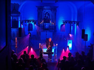 Der Musiker Ean Gidman tauchte die Uedelhovener Pfarrkirche in traumhafte Lichtarrangements und mitreißende Klänge. Foto: Erwin Stein