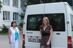 Elena Stein (rechts) übergab in Odessa den Kleinbus an Dr. Martina Igonina. (Bild: Haass-Gesellschaft)