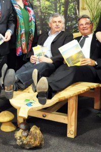 Heimbachs Bürgermeister Bert Züll (links) und Landrat Günter Rosenke gaben sich zwar entspannt angesichts der Gästezahlen, ausruhen woillen sich beide auf ihren Lorbeeren aber nicht. Bild: Reiner Züll