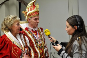 Das Prinzenpaar aus Kall wurde von Radio Euskirchen interviewt. Bild: Reiner Züll