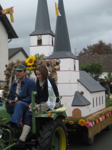 Zahlreiche Themenwagen wie hier mit einer Nachbildung der Dollendorfer Pfarrkirche sind beim Festzug zu sehen. Foto: privat