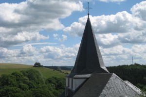 Seit 1989 gilt der Ort Kronenburg als anerkannter Erholungsort. Unser Bild zeigt die markante Kirche St. Johann Baptist. Bild: Michael Thalken/Eifeler Presse Agentur/epa