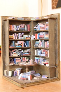 Dieses Miniatur-Bücherzimmer ist selbst nur so groß wie ein aufgeklapptes Taschenbuch. Bild: Tameer Gunnar Eden/Eifeler Presse Agentur/epa