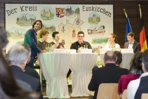 Sebastian Tittelbach (links) diskutierte unter anderem mit Schülern zum Thema Bildungsperspektiven. Bild: Tameer Gunnar Eden/Eifeler Presse Agentur/epa