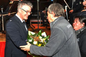 Willi Greuel (rechts) bedankte sich beim Dirigenten Scott Lawton für die großartige Unterstützung. Bild: Reiner Züll/Hilfsgruppe Eifel