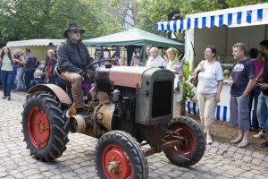 Im großen Korso kommen auch Fans alter Traktoren auf ihre Kosten. Bild: Tameer Gunnar Eden/Eifeler Presse Agentur/epa