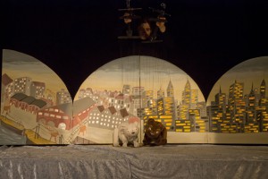 Das Figurentheater „spielbar“ zeigt am Sonntag, 16. Februar, um 15.30 Uhr ein Abenteuer von „Lars, der kleine Eisbär“. Bild: Tameer Gunnar Eden/Eifeler Presse Agentur/epa