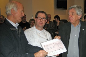 Gerhard Ridders (v.l.) und Walter Schütz übergaben einen Scheck von 4800 Euro an Willi Greuel für die Hilfsgruppe Eifel. Bild: Reiner Züll