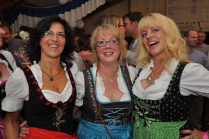 "Dirndl-Alarm" herrschte wieder einmal auf dem Lorbacher Oktoberfest, wo 600 Freizeit-Bajuwaren es krachen ließen. Alle Bilder: Reiner Züll