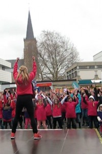 Zahlreiche Menschen nahmen auch in Euskirchen am weltweiten Aktionstag "One Billion Rising" teil. Bild: Elisabeth Geschwind