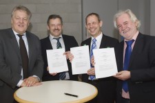 Die Verträge für die Photovoltaik-Anlage auf dem Kreuzauer Schulzentrum sind unterschrieben. Bild: Tameer Gunnar Eden/Eifeler Presse Agentur/epa