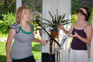 Mit den Feldenkrais-Übungen bringt Pia Fridhill (rechts) unter anderem Vokalisten bei, wie man Atmen und Stimmqualität verbessern kann. Bild: Patrik Elisson