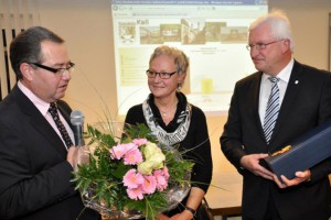 Als Wahlleiter übergab der Erste Beigeordnete Uwe Schmitz (links) dem Bürgermeister Papstwein und Edith Radermacher einen großen Blumenstrauß. Bild: Reiner Züll