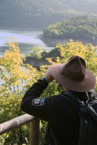 Am Sonntag führen Ranger aus dem Nationalpark Kellerwald-Edersee und Ranger der Nationalparkwacht des Nationalparks Eifel gemeinsam die Hirschley-Route im barrierefreien Naturerlebnisraum Wilder Kermeter. Um 13 Uhr geht es los. Bild: G. Priske