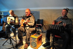 Rolly Brings (Mitte) und seine beiden musikalischen Mitstreiter gastieren erneut im Kulturraum bei der Energie Nordeifel ("ene"). Bild: Rolly Brings Bänd
