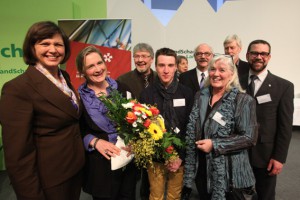 Bundeslandwirtschaftsministerin Ilse Aigner (links) überreichte den Projektvertretern aus Schmidtheim gut gelaunt die Auszeichnung für den zweiten Platz im Wettbewerb "Gemeinsam stark sein". Bild: Ossenbrink