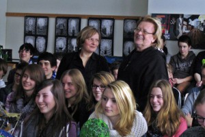 Aktionskünstler HA Schult hier mit Kunstlehrerin Malgorzata Chyrzynska besuchte das Hermann-Josef-Kolleg. Bild: HJK