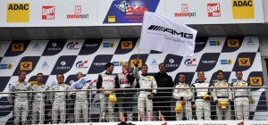 Ein überglücklicher Sieger Bernd Schneider schwenkt die AMG-Fahne auf dem Podium. Im vergangenen Jahr war er mit seinem SLS AMG an dritter Position liegend kurz vor Rennende ausgefallen. Bild: Reiner Züll