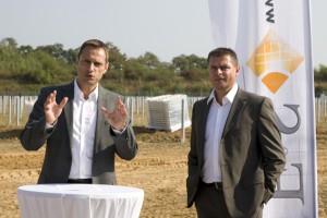 Georg Schmiedel (v.l.) und Jörg Frühauf haben als Geschäftsführer von F&S solar eines der größten Photovoltaik-Unternehmen des Landes auf die Beine gestellt. Bild: Tameer Gunnar Eden/Eifeler Presse Agentur/epa