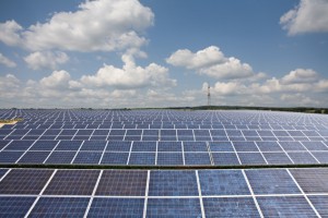Wer kein geeignetes Dach oder nicht genügend Kapital hat, der kann über Bürgergenossenschaften dennoch in Solarenergie investieren. Bild: Tameer Gunnar Eden/Eifeler Presse Agentur/epa